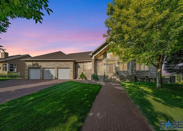 6301 S Grand Prairie Dr, 57108, 5 Bedrooms Bedrooms, ,5 BathroomsBathrooms,House,For Sale,S Grand Prairie Dr,1020